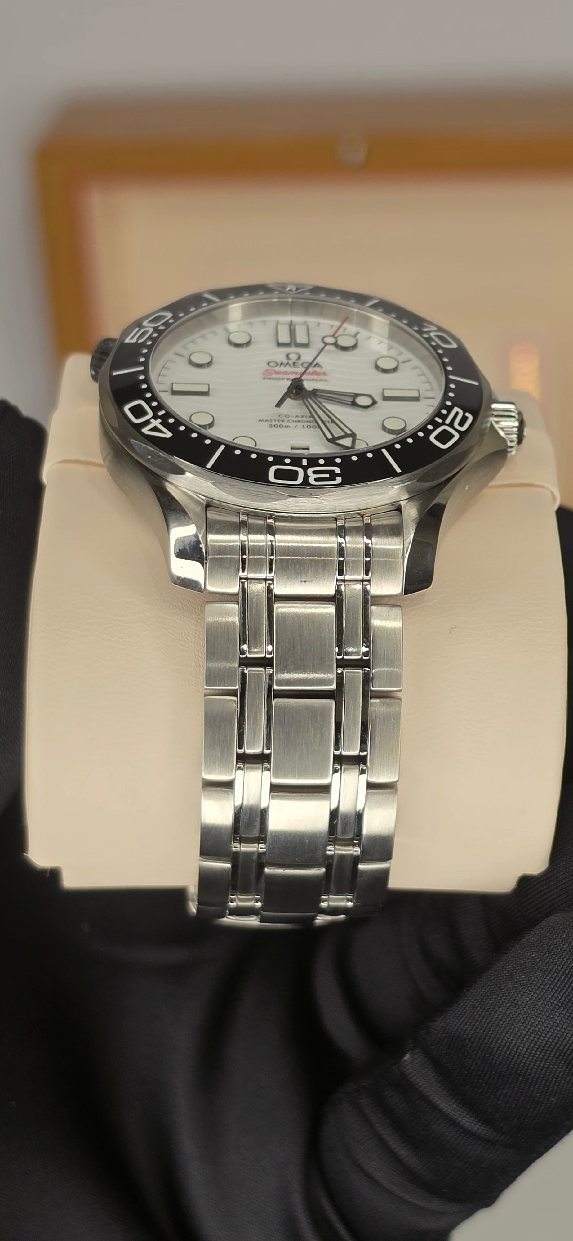 Omega Seamaster Diver 300M — Ref. 210.30.42.20.04.001, White Dial, Black Ceramic Bezel