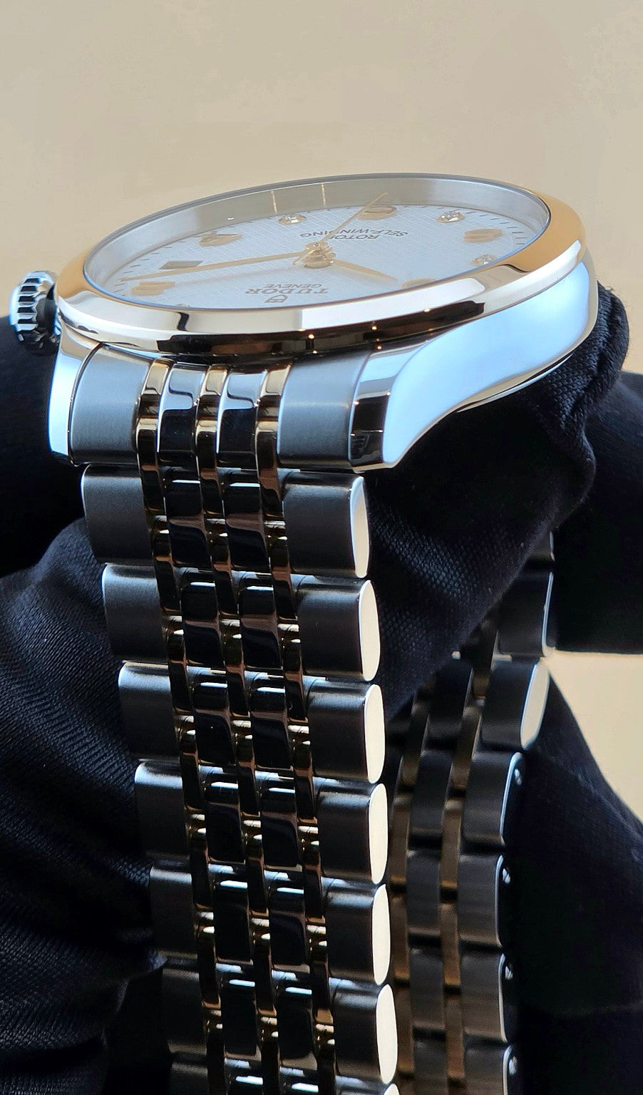Tudor 1926 Ref. 91451 case and bracelet close view